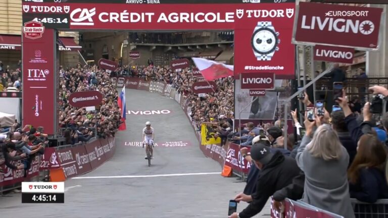 Tadej Pogacar victorieux sur les Strade Bianche à Sienne