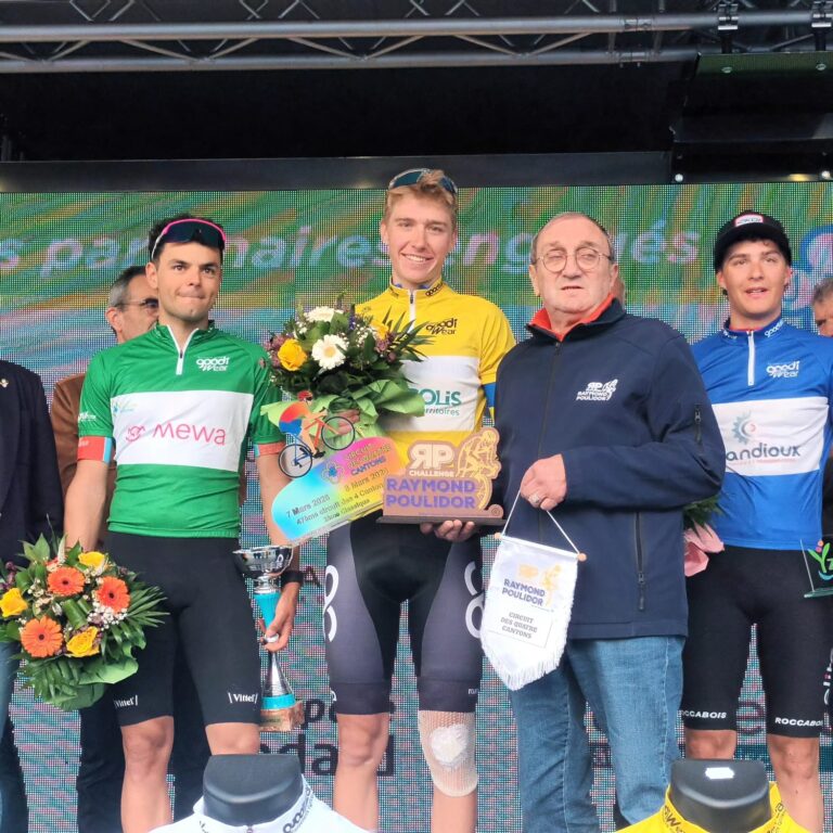 Toby Evans sur le podium après sa victoire au Circuit des 4 Cantons