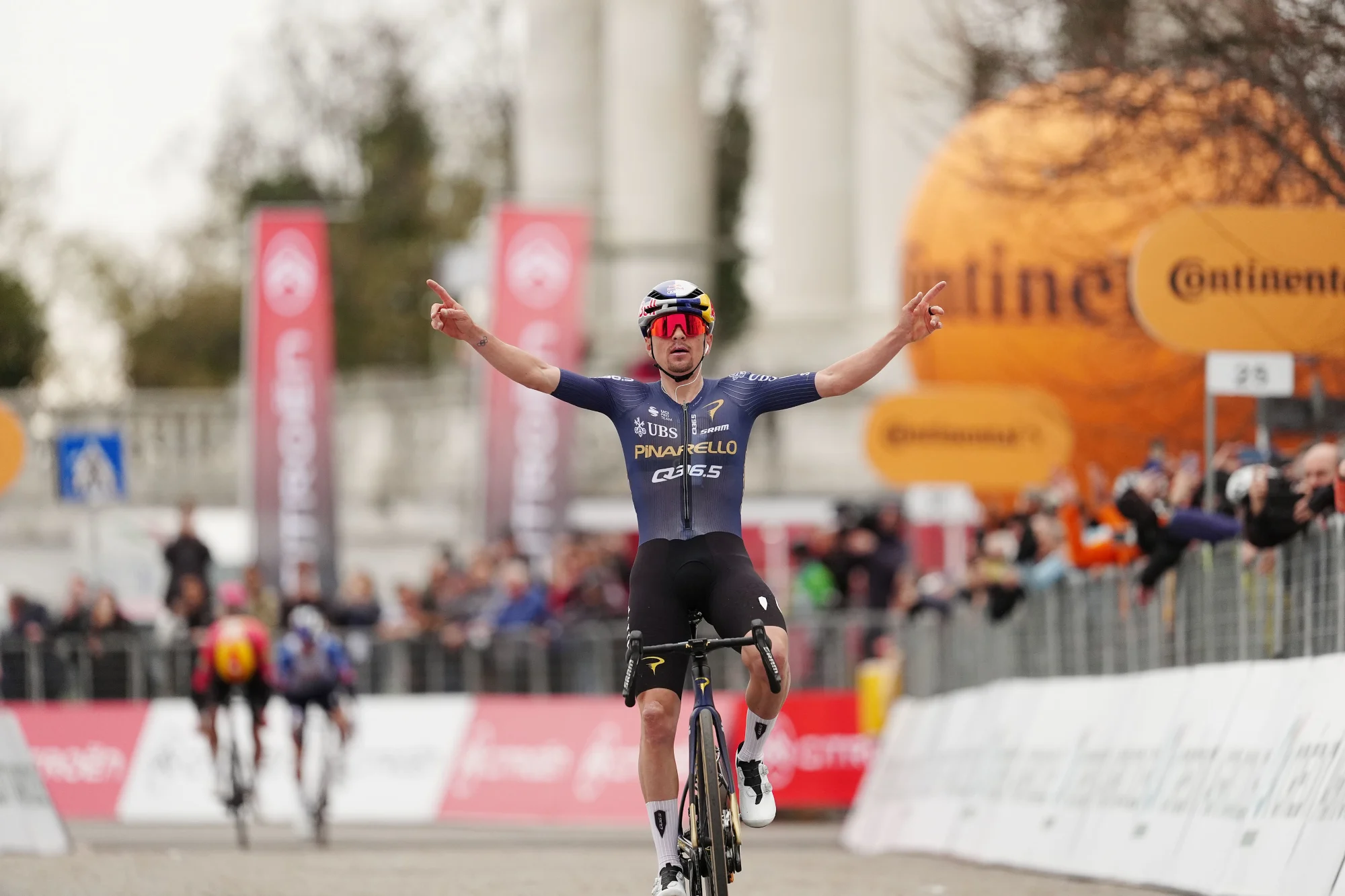 Thomas Pidcock victoire Milano-Torino arrivée Superga