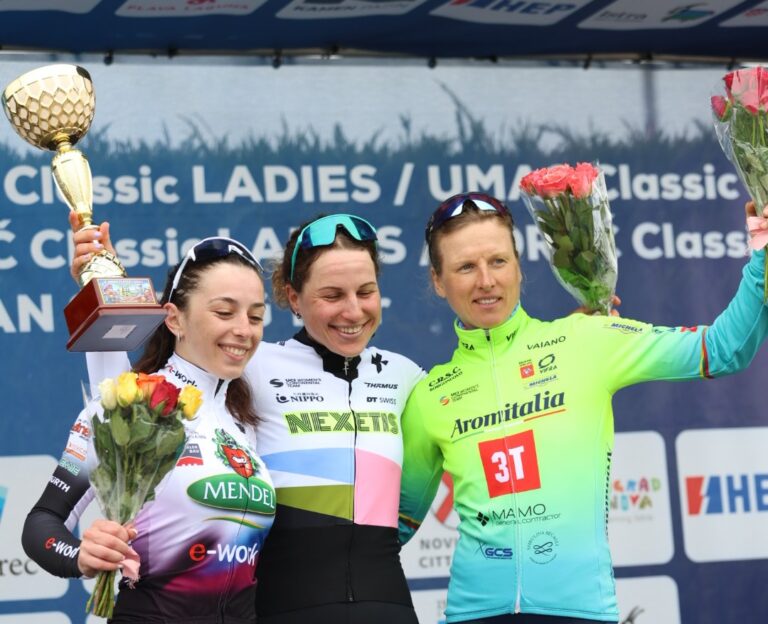 podium de la Umag Classic Ladies avec Nika Bobnar victorieuse