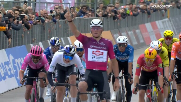Mathieu Van der Poel célèbre sa victoire lors d’une étape de Tirreno-Adriatico