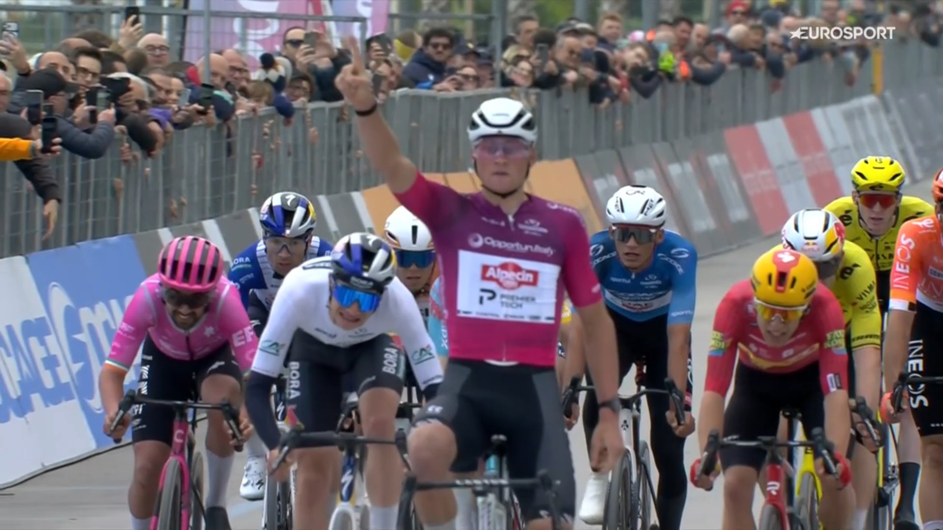 Mathieu Van der Poel célèbre sa victoire lors d’une étape de Tirreno-Adriatico