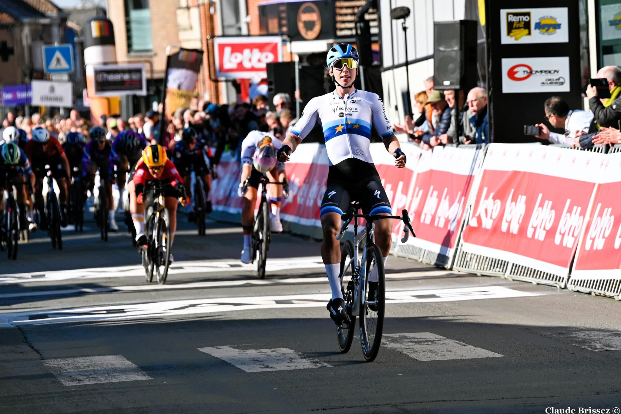 Lorena Wiebes en course sur route dans le peloton féminin.