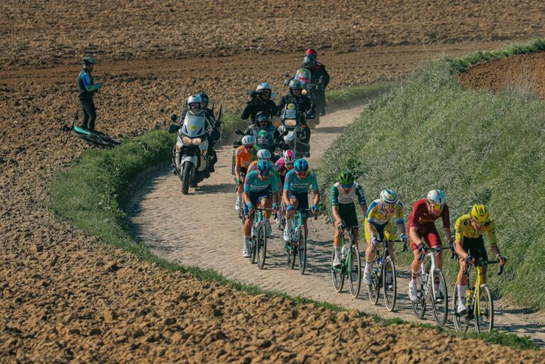 peloton groupé lors d’une course du calendrier WorldTour