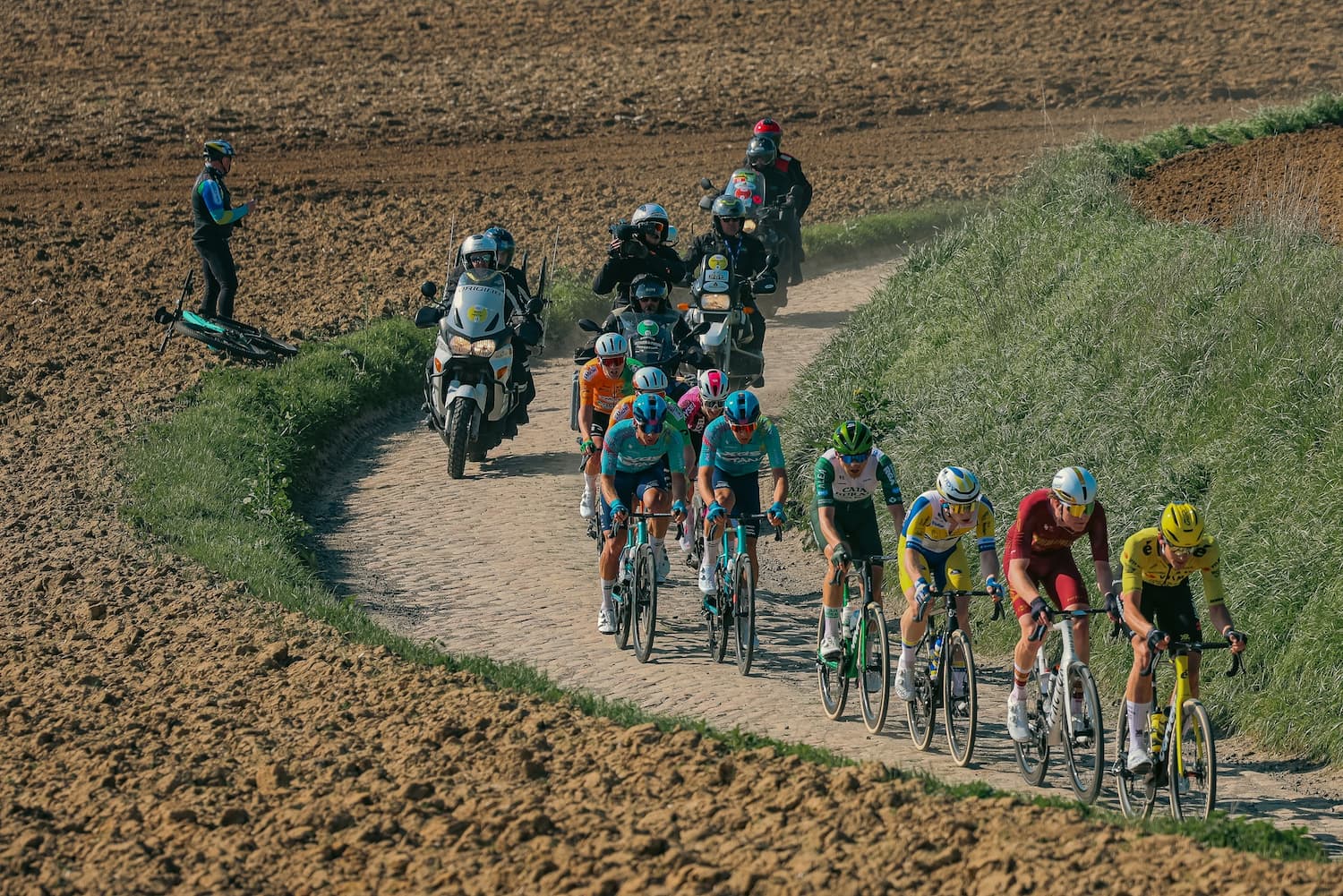 peloton groupé lors d’une course du calendrier WorldTour