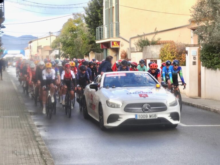 peloton féminin lors d’une course sur route en Europe