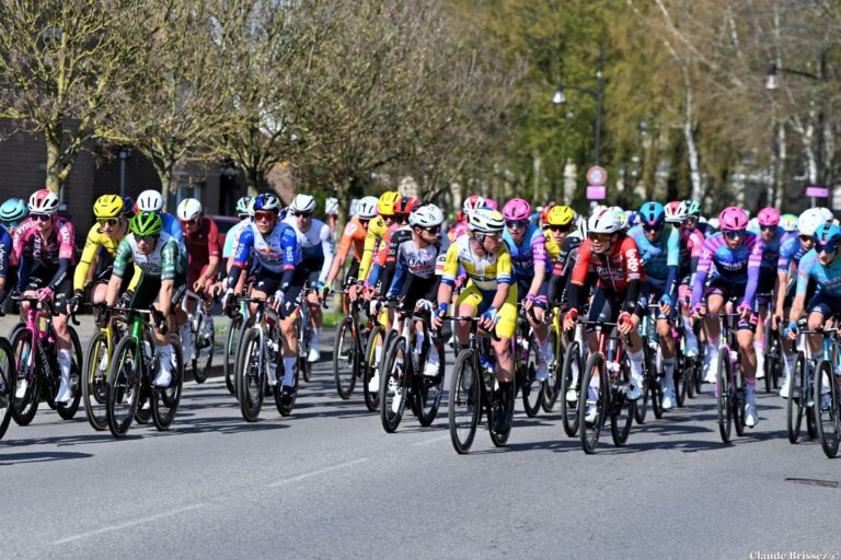 Peloton groupé sur une route côtière belge avant la Bredene Koksijde Classic
