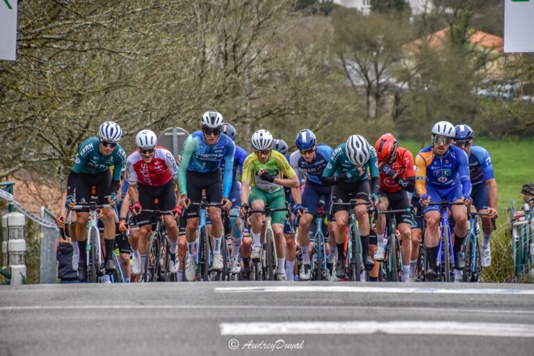 peloton sur une course française Classic Loire Atlantique