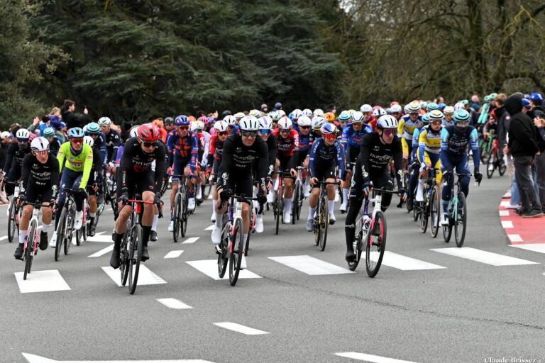 Peloton regroupé lors de la veille de Kuurne-Brussel-Kuurne en Belgique