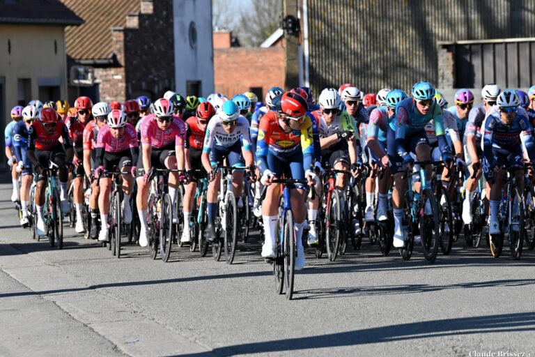 Peloton Ename Samyn Classic 2025 en course en Belgique