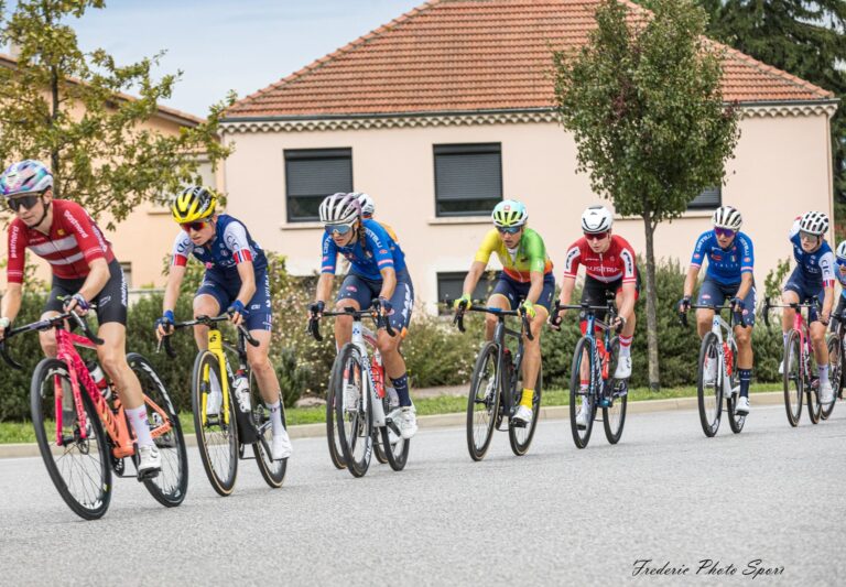 Peloton lors d’une course cycliste internationale sur route