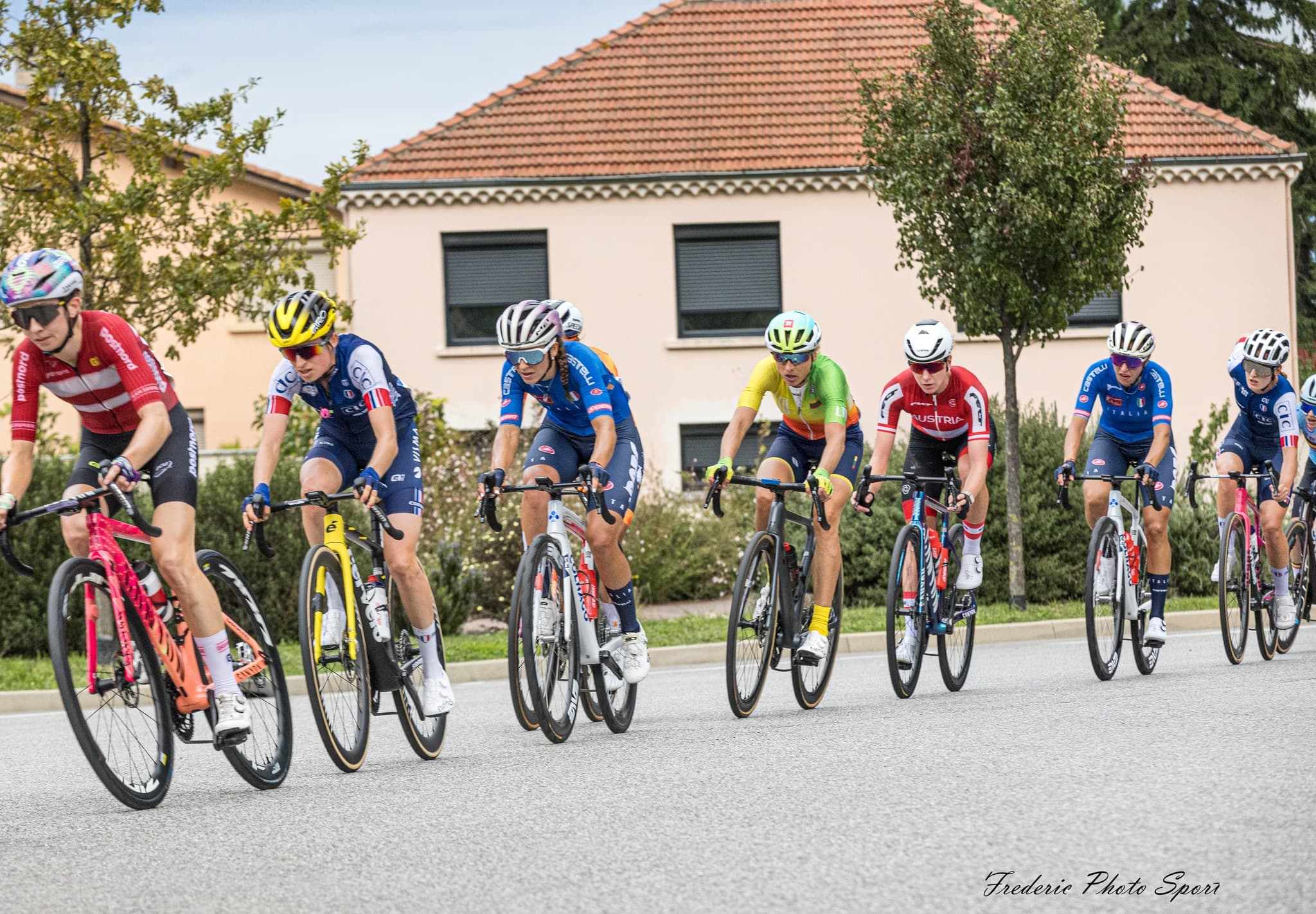 Peloton lors d’une course cycliste internationale sur route