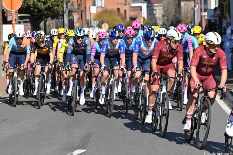 Peloton groupé sur une course cycliste en Belgique