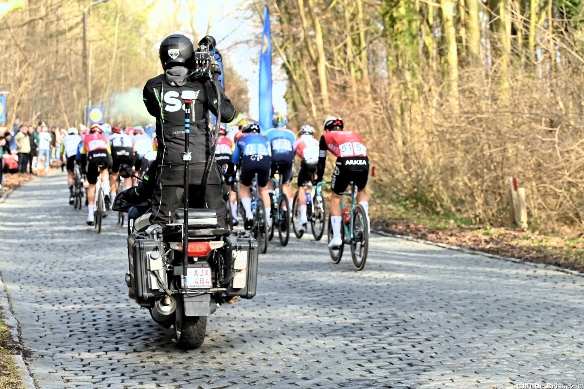 Peloton du WorldTour en course sur une route ouverte