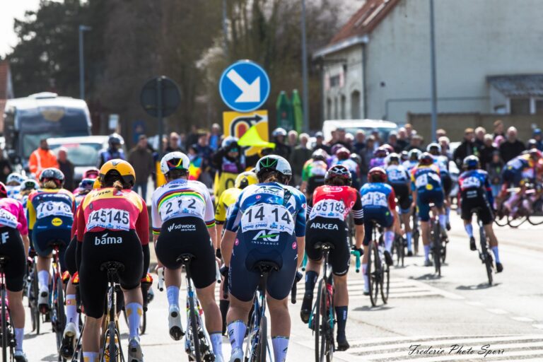 Peloton féminin lors d’une course sur route en Belgique