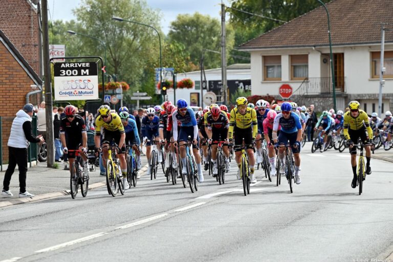 Peloton en course lors du Tour des 100 Communes sur les routes du Pas-de-Calais