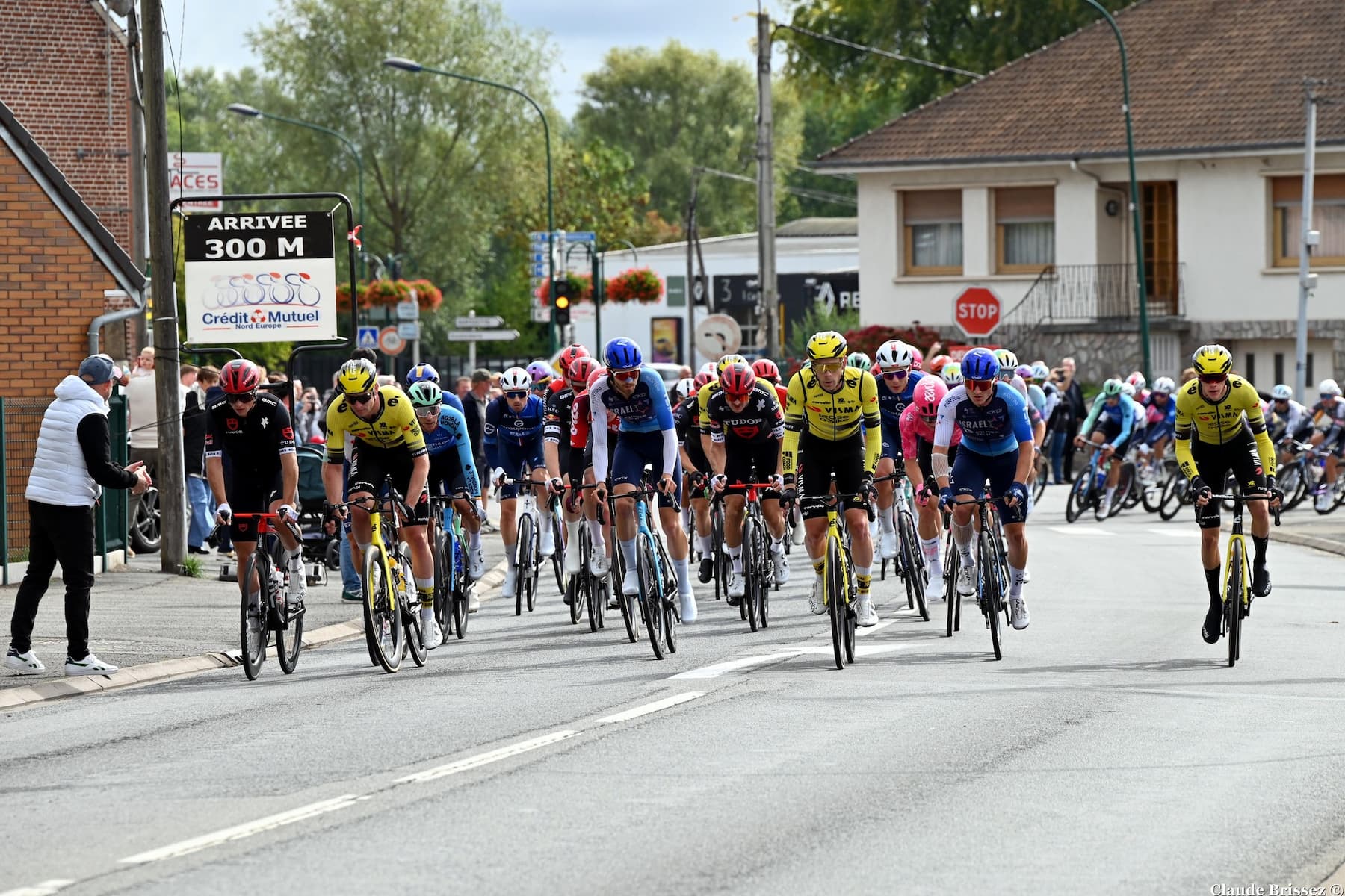 Peloton en course lors du Tour des 100 Communes sur les routes du Pas-de-Calais