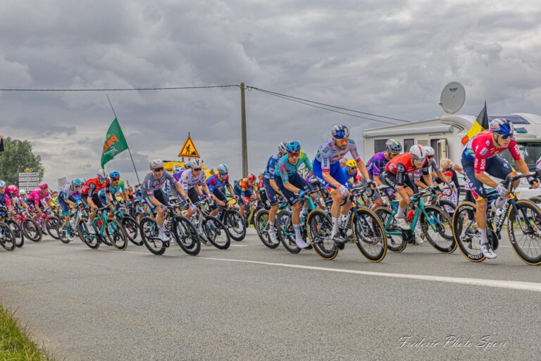 Tim Merlier en course sous le maillot Soudal Quick-Step dans un peloton