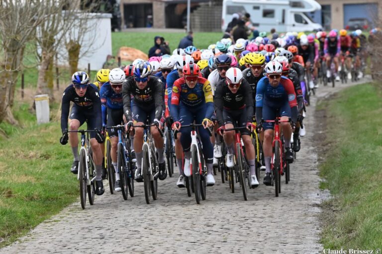 Peloton lors d’une course sur routes pavées en Belgique