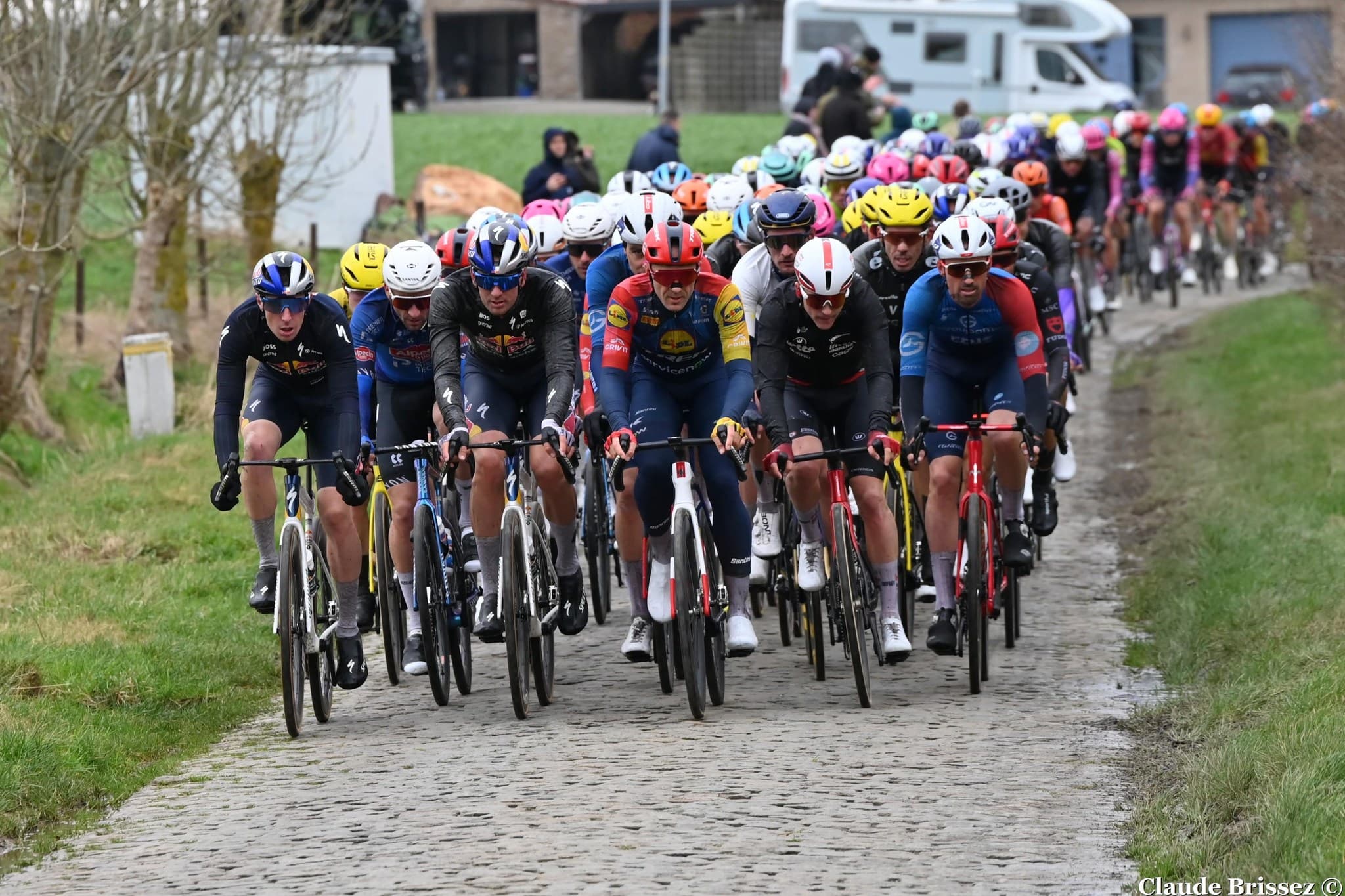 Peloton lors d’une course sur routes pavées en Belgique