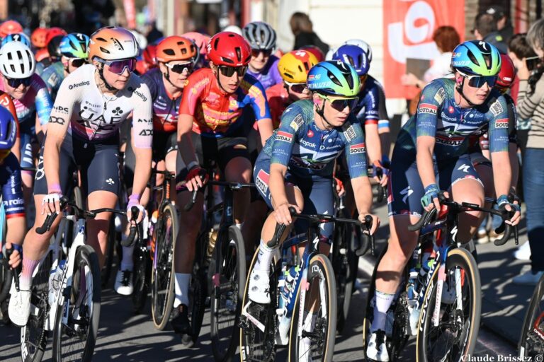 peloton féminin avant le départ d’une course sur route