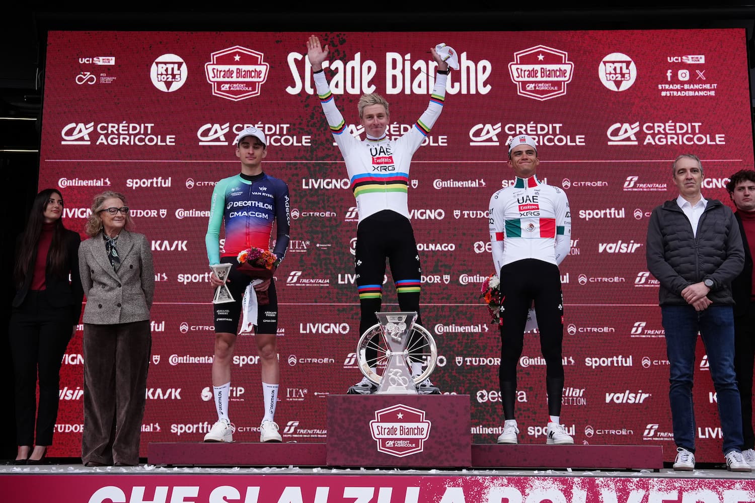 Podium des Strade Bianche avec les trois premiers coureurs après l’arrivée à Sienne