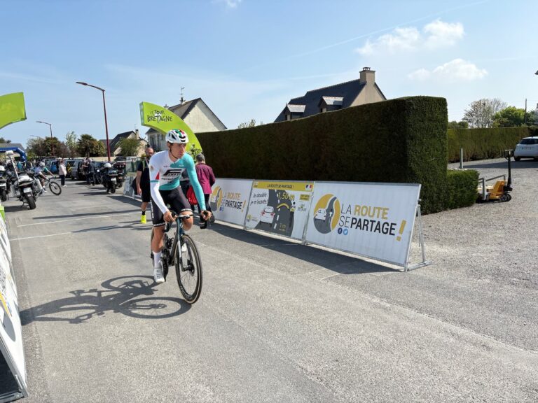 photo d'un coureur au départ du Tour de Bretagne