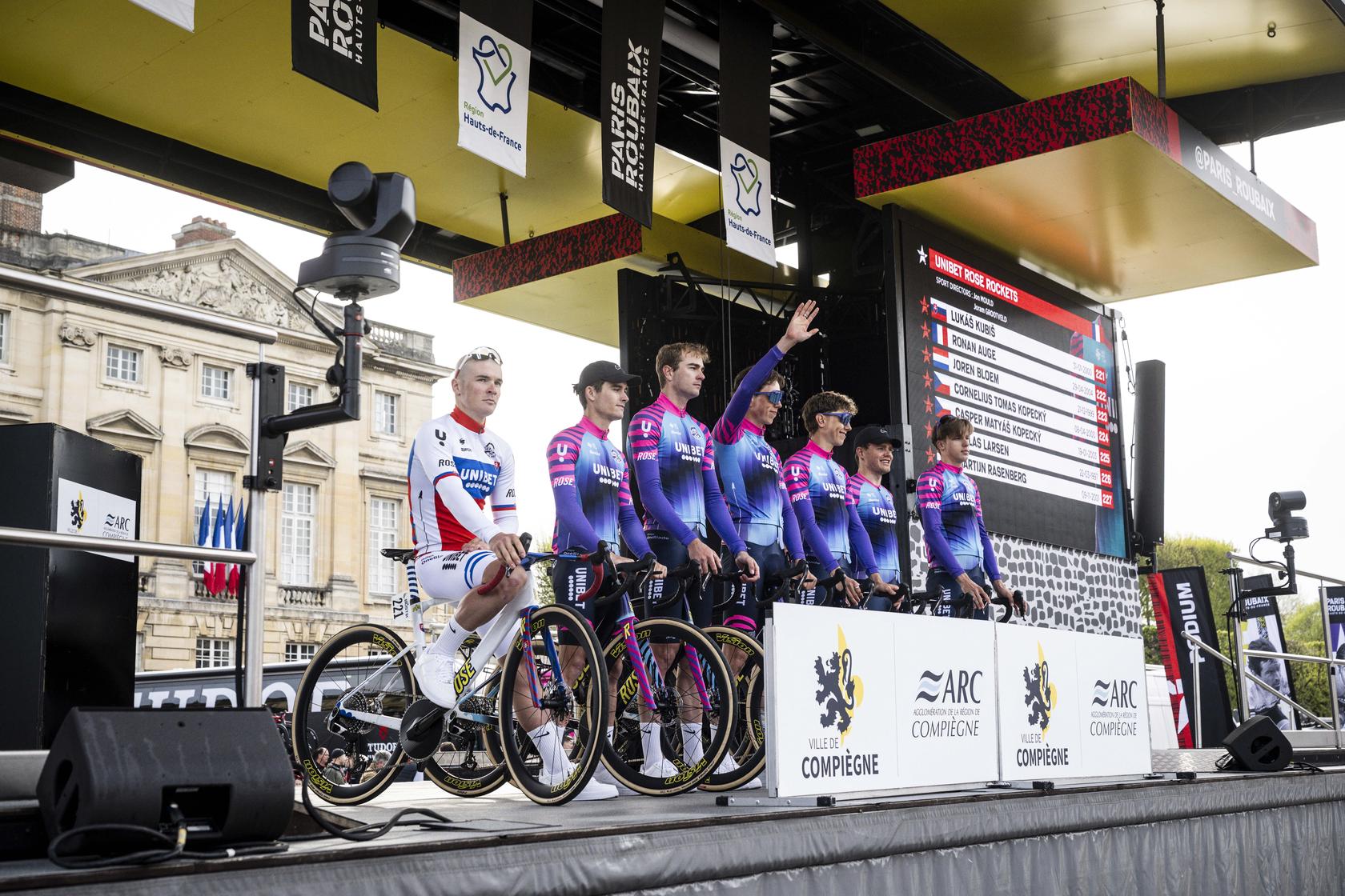 Équipe Unibet Rose Rockets réunie sur un podium avant une course
