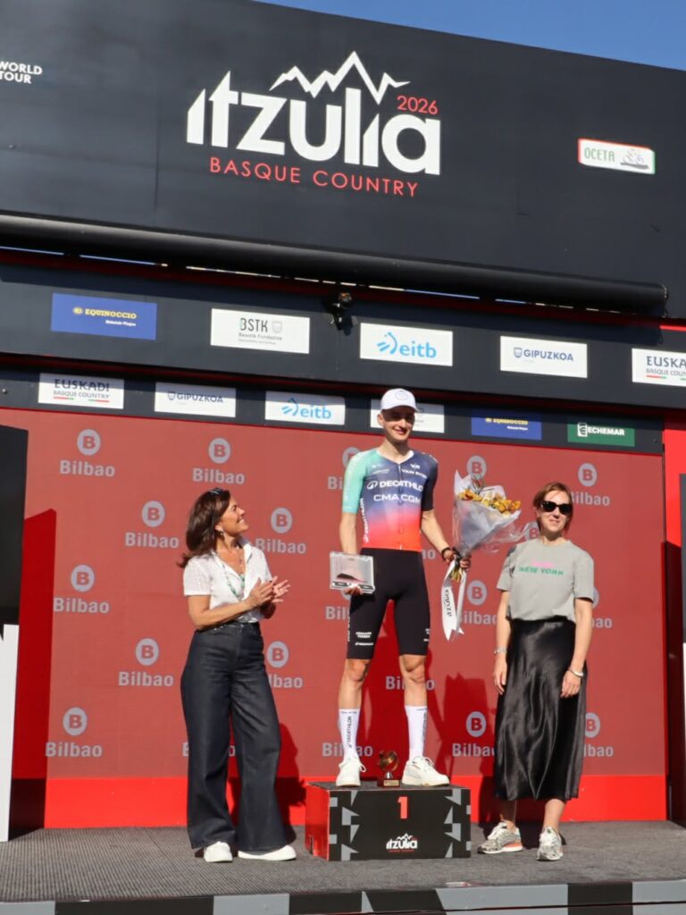 Paul Seixas sur le podium après sa victoire d’étape à l’Itzulia Basque Country