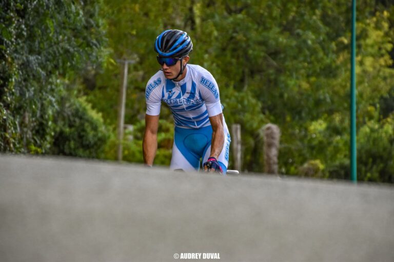 Vainqueur d’une course cycliste levant les bras à l’arrivée