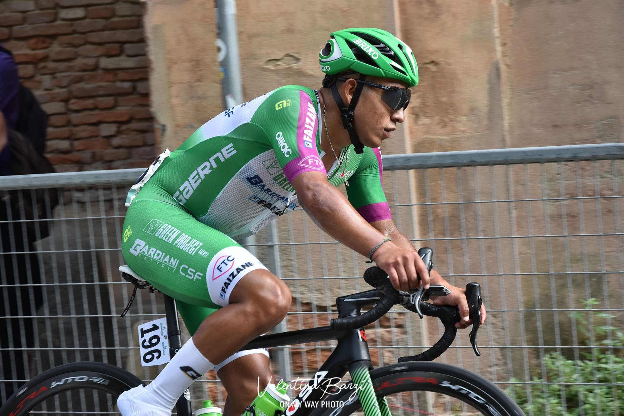 Edgar Cadena en course lors d’une étape de la Vuelta Asturias