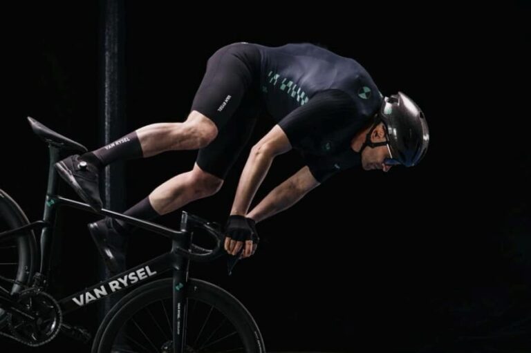 Cycliste en combinaison VAN RYSEL avec airbag intégré en position aérodynamique