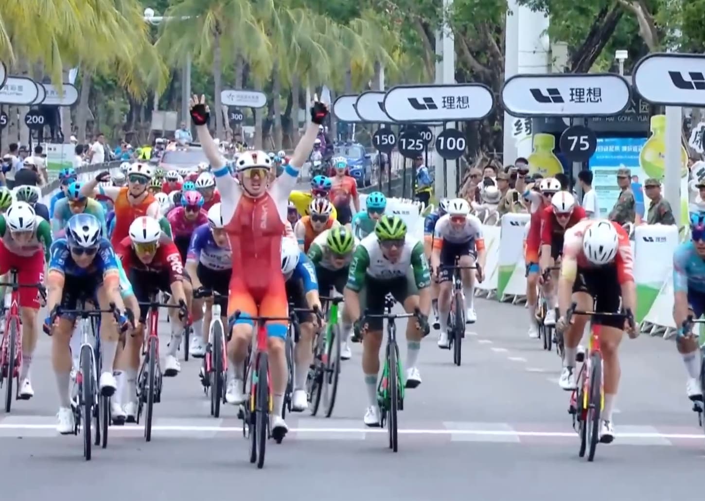 Sprint massif lors d’une étape du Tour of Hainan avec plusieurs coureurs à l’arrivée