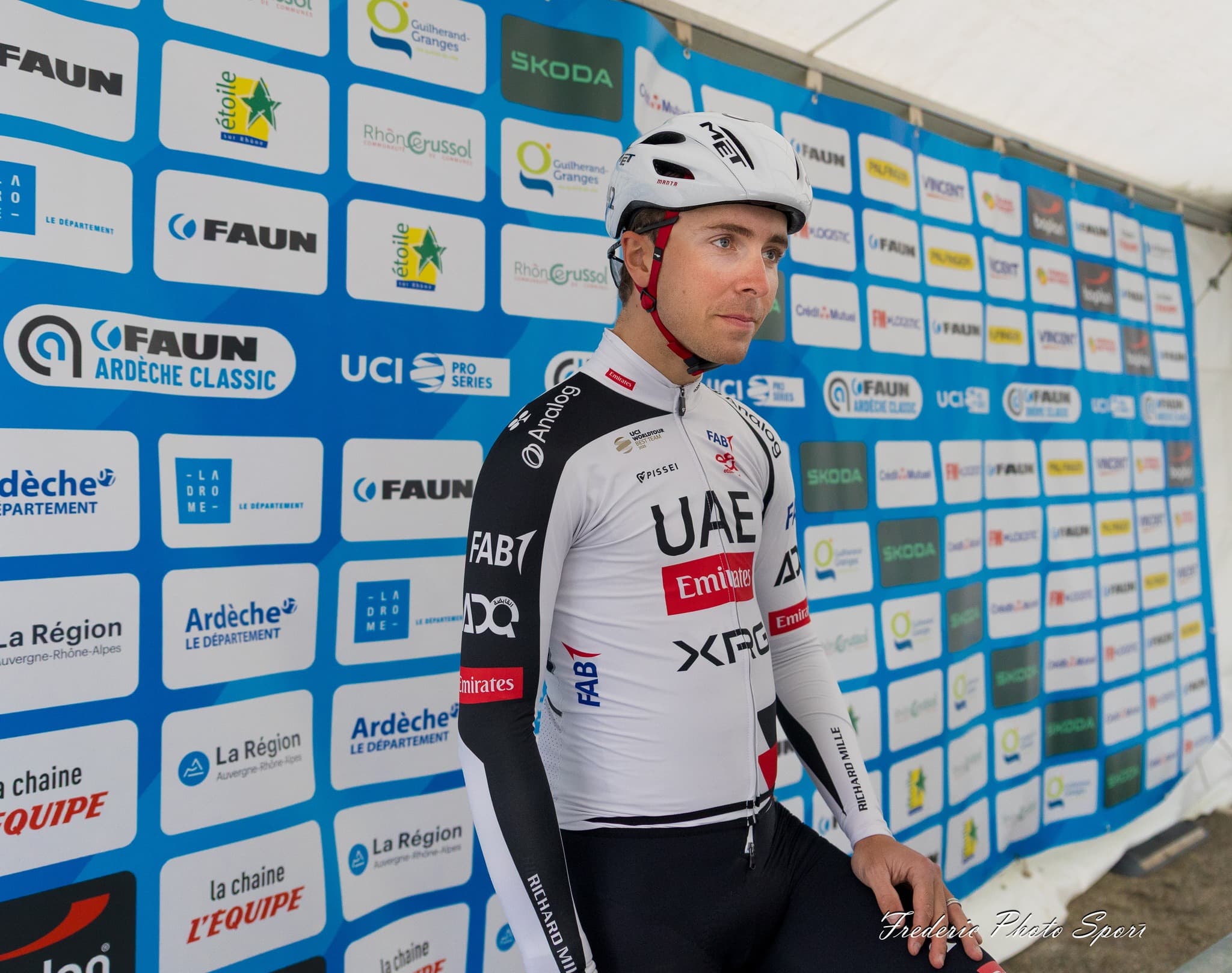 Benoit Cosnefroy avant le départ de la Flèche Wallonne.