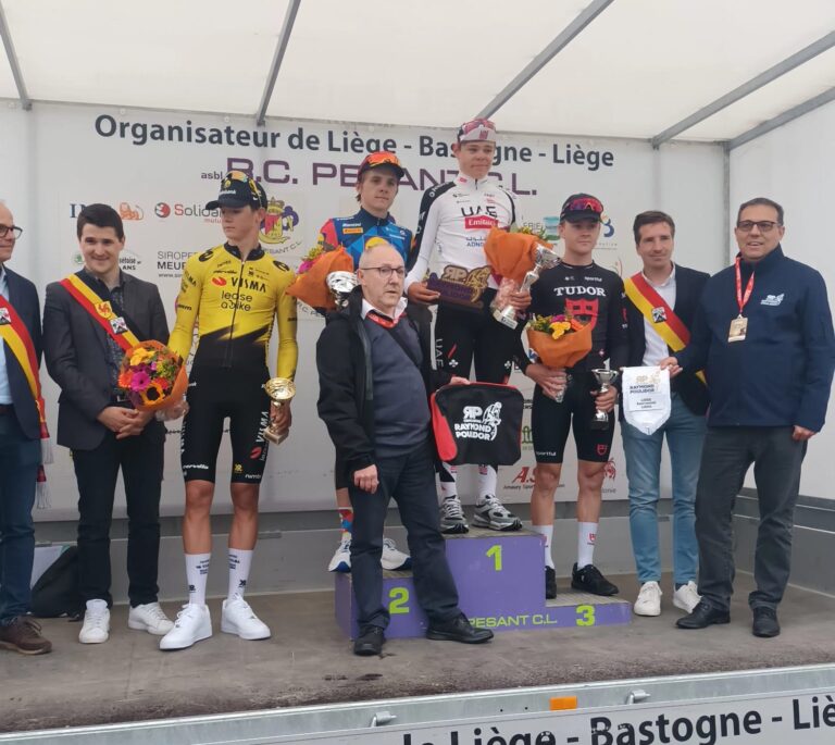Daan Dijkman sur le podium de Liège-Bastogne-Liège U23 entouré des deux autres coureurs du top 3