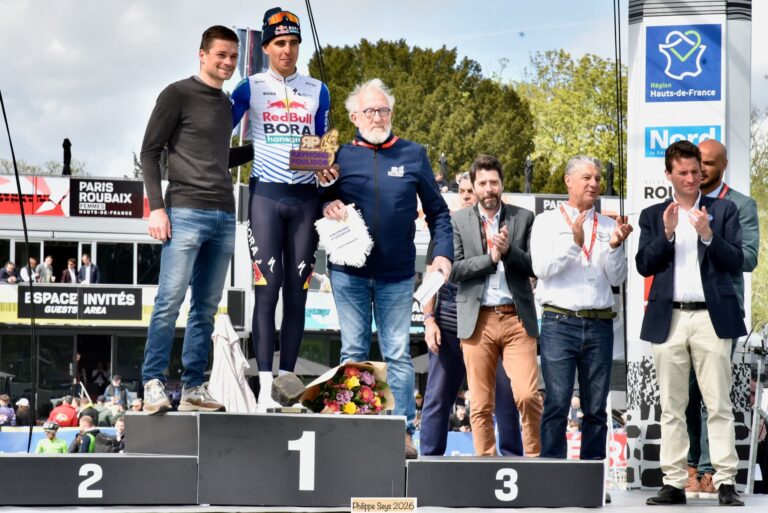 Podium Paris-Roubaix U23 avec David Van Der Poel et ambassadeur du Challenge Raymond Poulidor