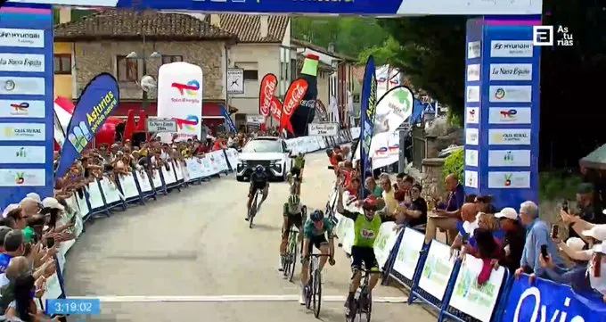 Gabriel Layrac après sa victoire sur la 1re étape de la Vuelta Asturias avec l’AVC Aix