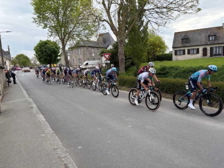 peloton sur les routes du Tour de Bretagne 2025