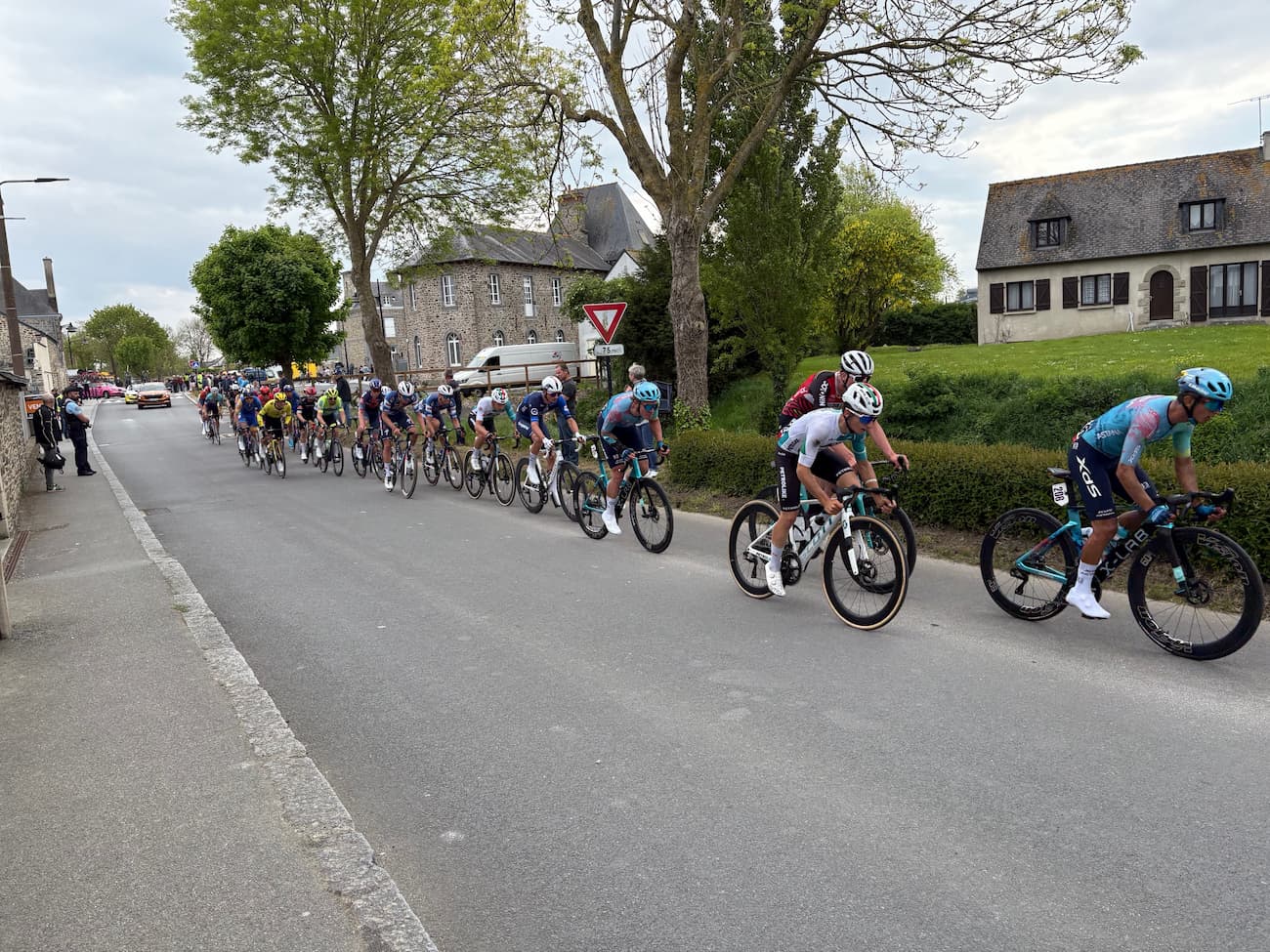 peloton sur les routes du Tour de Bretagne 2025