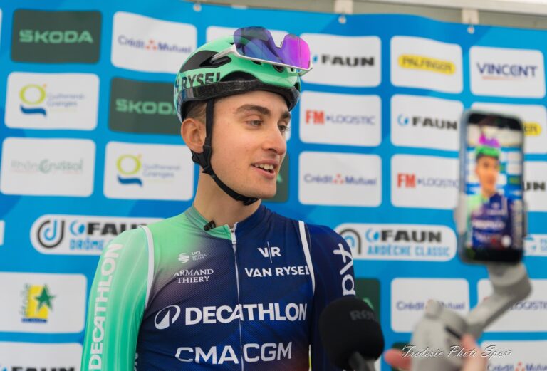 Paul Seixas lors d’une interview avant course, 7e du classement UCI
