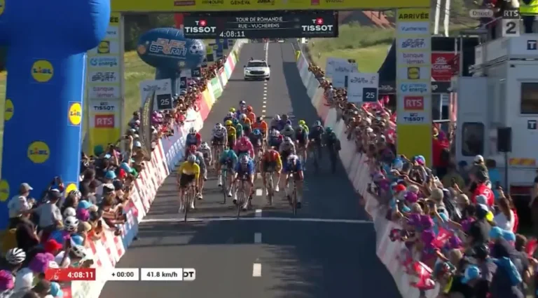 Tadej Pogacar lors d’une course cycliste