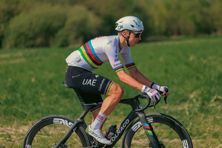 Tadej Pogacar lors d’une course avec UAE Team Emirates