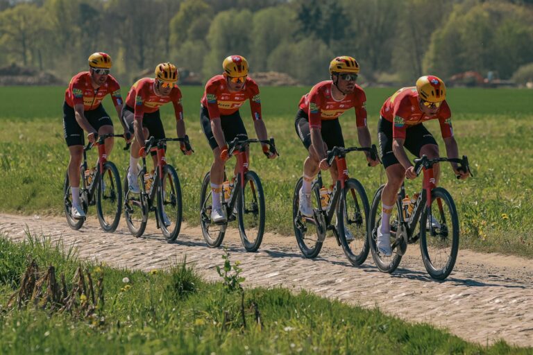 Équipe Uno-X Mobility Cycling Team alignée avant une étape du Giro