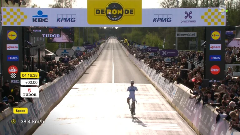Demi Vollering franchit la ligne d’arrivée du Tour des Flandres 2026