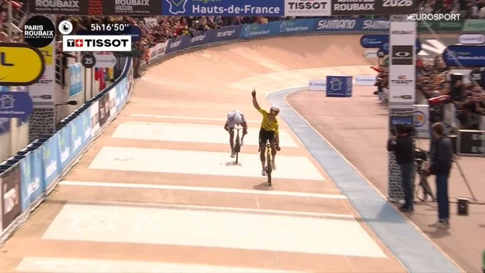 Wout Van Aert vainqueur Paris-Roubaix à l’arrivée sur le vélodrome