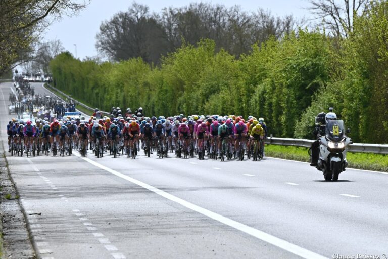 peloton sur une course UCI sur route