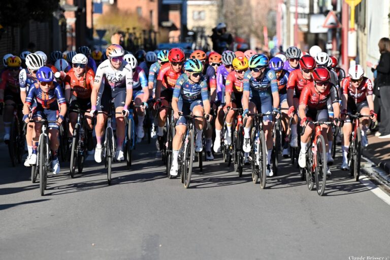 Peloton lors du Scheldeprijs Vrouwen Elite sur une route belge