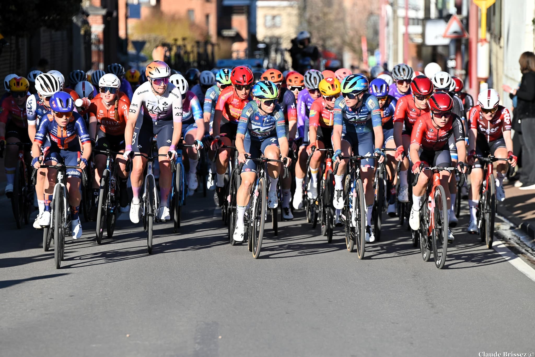 Peloton lors du Scheldeprijs Vrouwen Elite sur une route belge