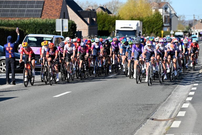 peloton féminin Amstel Gold Race Women sur route vallonnée