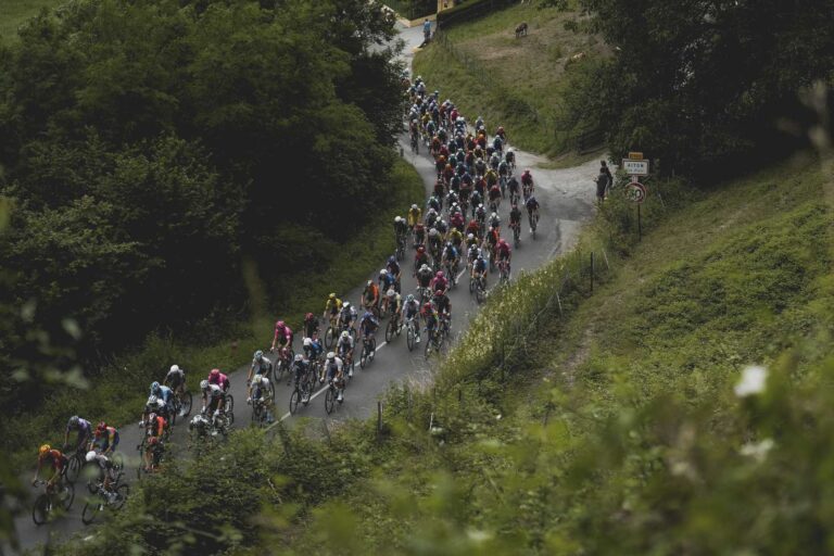 Peloton cycliste sur une course par étapes avant le Tour Auvergne - Rhône-Alpes 2026